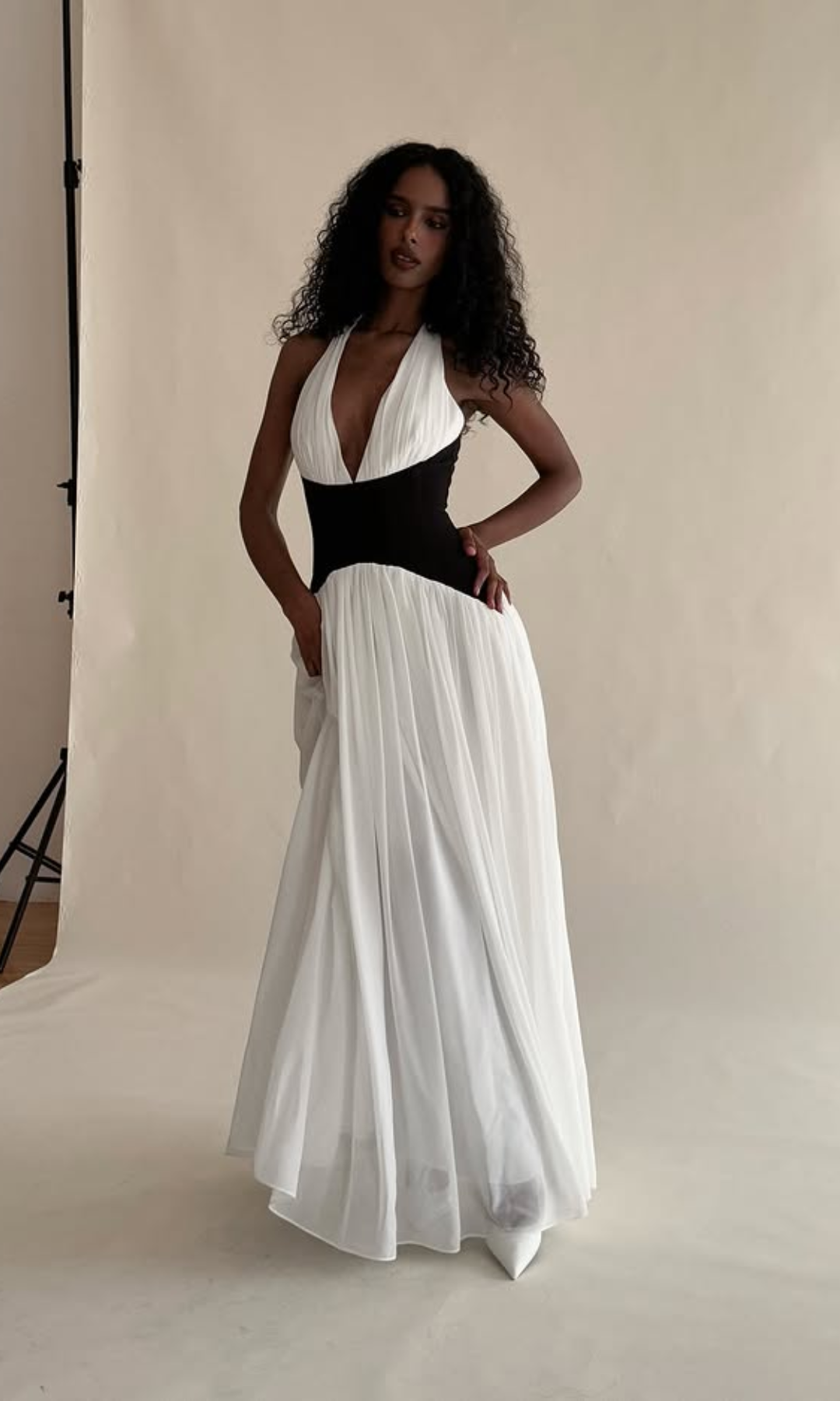 Valdéa – Sculpted waist – Halter evening gown-10174850924871-Ivory Ombre